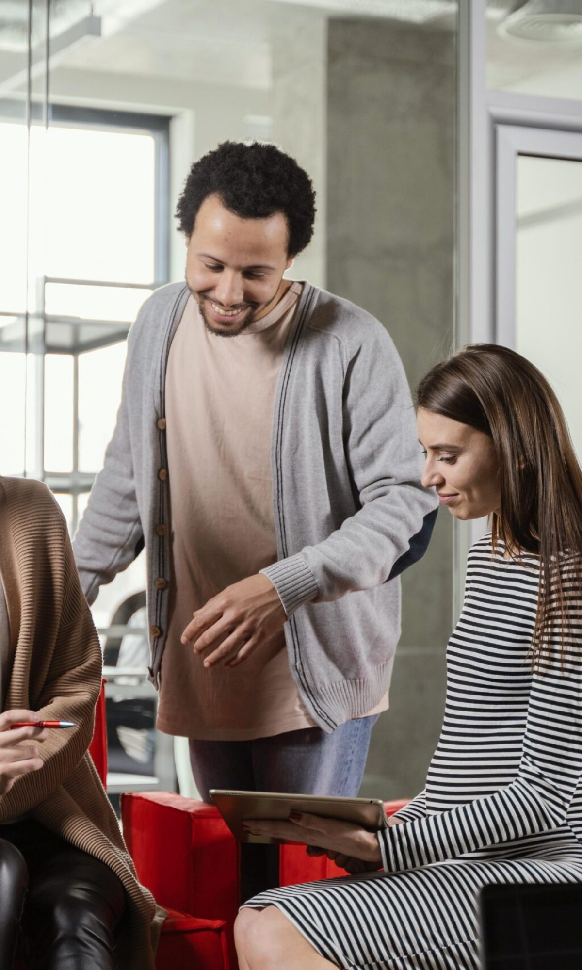pregnant-woman-having-business-meeting