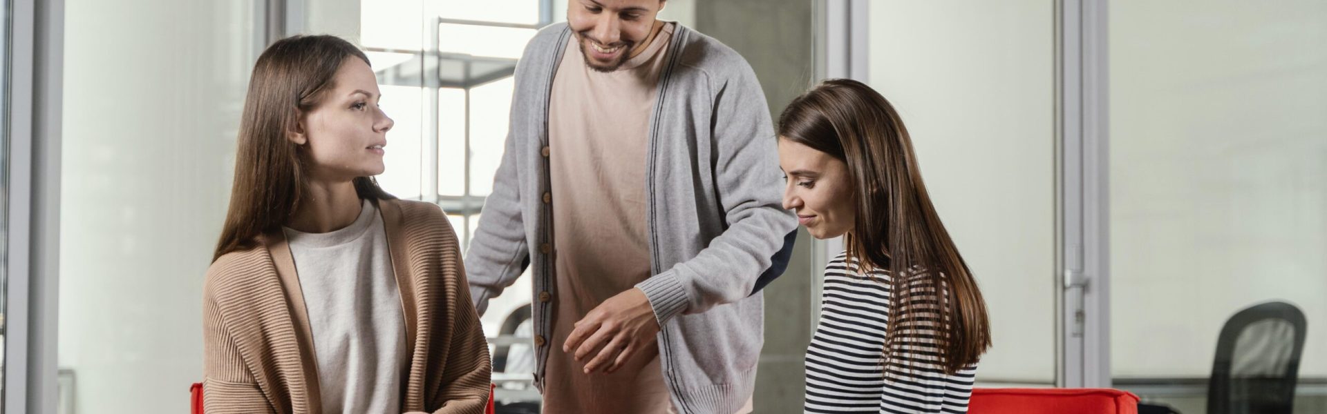 pregnant-woman-having-business-meeting